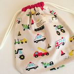 巾着　２２×１８　はたらくくるま×レッド　名前タグ付き