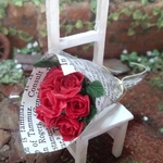 ミニチュアの花「バーガンディレッドの薔薇のブーケ」