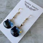 【再販】夜空カラー　猫のゆらゆらピアス　イヤリング　レジンアクセサリー