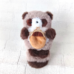 どんぐりを抱っこ🦝たぬきのもふもふポーチ