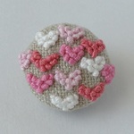 *ピンクのハートがいっぱい*つぶつぶ刺繍のブローチ