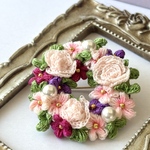  刺繍糸で編んだバラとお花リースブローチ　ピンク　刺繍が好きなあの方へのプレゼント　軽いブローチ