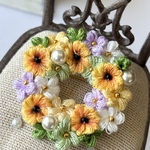 刺繍糸で編んだお花ブローチ　ひまわり🌻　刺繍が好きなあの方への贈り物　自分へのご褒美　軽いブローチ　夏リースブローチ　母の日　黄色