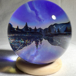 星降る湖畔：天の川と山並みの絶景レジンアート（直径5cm）