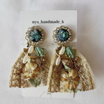 【きらきらビジューレジンと黄色お花の刺繍りぼんイヤリング】