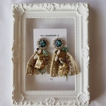 【きらきらビジューレジンと黄色お花の刺繍りぼんイヤリング】