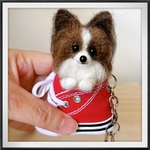 ハンドメイド 羊毛フェルト 　レッド　パピヨン　スニーカー マスコット ぬいぐるみ 犬 雑貨 癒しグッズ 手元供養 ペットロス　