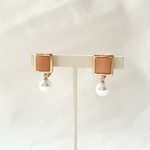 オレンジボタン×パールのピアス/イヤリング