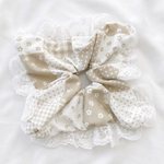 ベージュパッチワーク柄レーススクエアシュシュ｜ beige patchwork lace chouchou 🤍