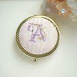 受注製作・イニシャル刺繍のコンパクトミラー（ピンク）