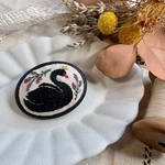 黒鳥とラベンダーの手刺繍ブローチ