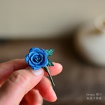 小さな奇跡をあなたへ。青い薔薇。生成り咲く布花ブローチ