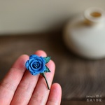 小さな奇跡をあなたへ。青い薔薇。生成り咲く布花ブローチ