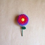 お花のブローチ　パープル　赤　刺繍　