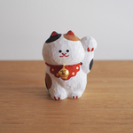 木彫りの招き猫