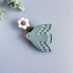 陶ブローチ【白いお花を運ぶ鳥】やさしいグリーンのセレモニーアクセサリー