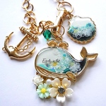 深い緑カラーとお花のクジラバッグチャーム　レジン