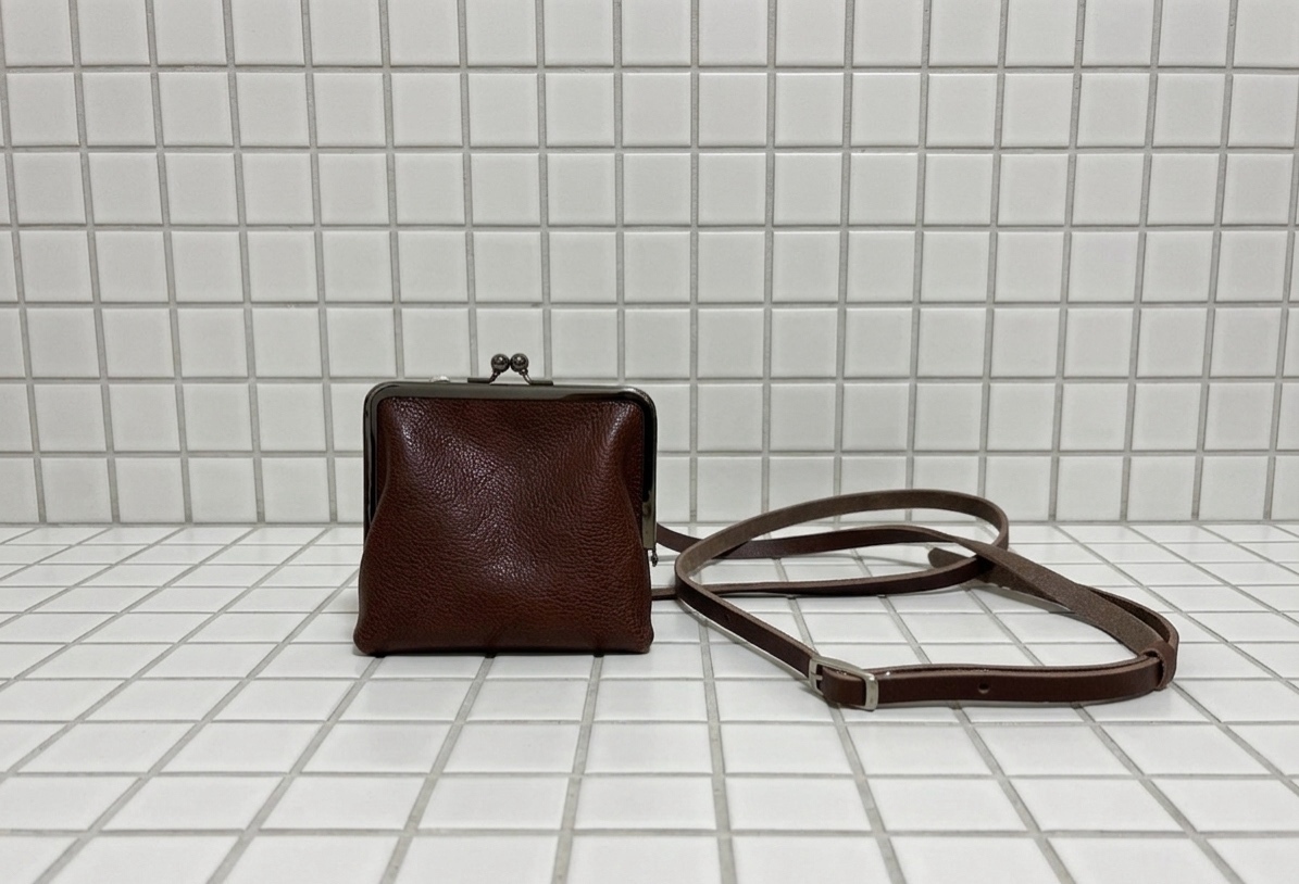 姫路レザースクエアがま口ポシェット◆焦げ茶　カード入れ　革財布　小銭入れ　カード入れ　サコッシュ　ポーチ 7,524円