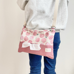 子どもにも大人にも大人気☆ パッと目をひく甘すぎないりんご柄ショルダーティッシュケース　くすみカラー　保育士　ベージュ　ナチュラル