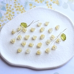 30個★6mm×5mmミニサイズ　すずらん　朝顔　ペチュニア　お花のガラスビーズ   イエロー×ホワイトグラデーション