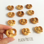 本物のパンでできた✳︎プレッツェルのパンブローチ＊（マグネットに変更可）