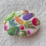 リネンと刺繍の色とりどり野菜のヘアゴム orブローチ