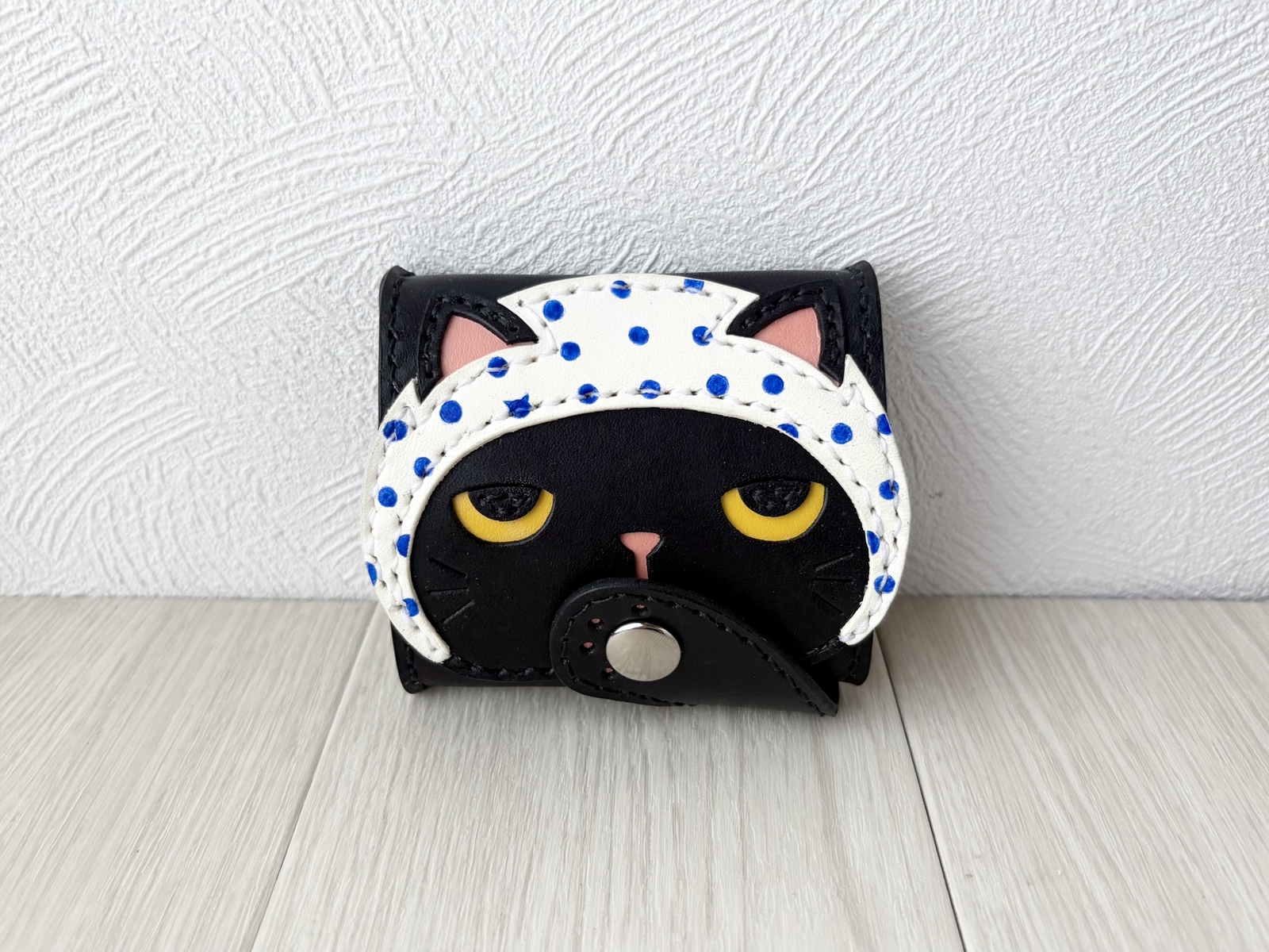 特集掲載】猫型ぺたんこ財布＠ハチワレ黒猫 - ARTs* | minne byGMO