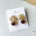シックな小花とドロップビーズのイヤリング/ピアス＜ベージュ＞　ブラウン　茶色　べっこう　くすみカラー　パール　ゴールド　フラワー　マット　お呼ばれ　鈴丸ビーズ　入学式　卒業式