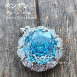 大きなアズールブルー×クリアグラデーションのローズカットジルコニアペンダント
