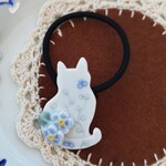 小花ねこヘアゴム　黒猫もどき