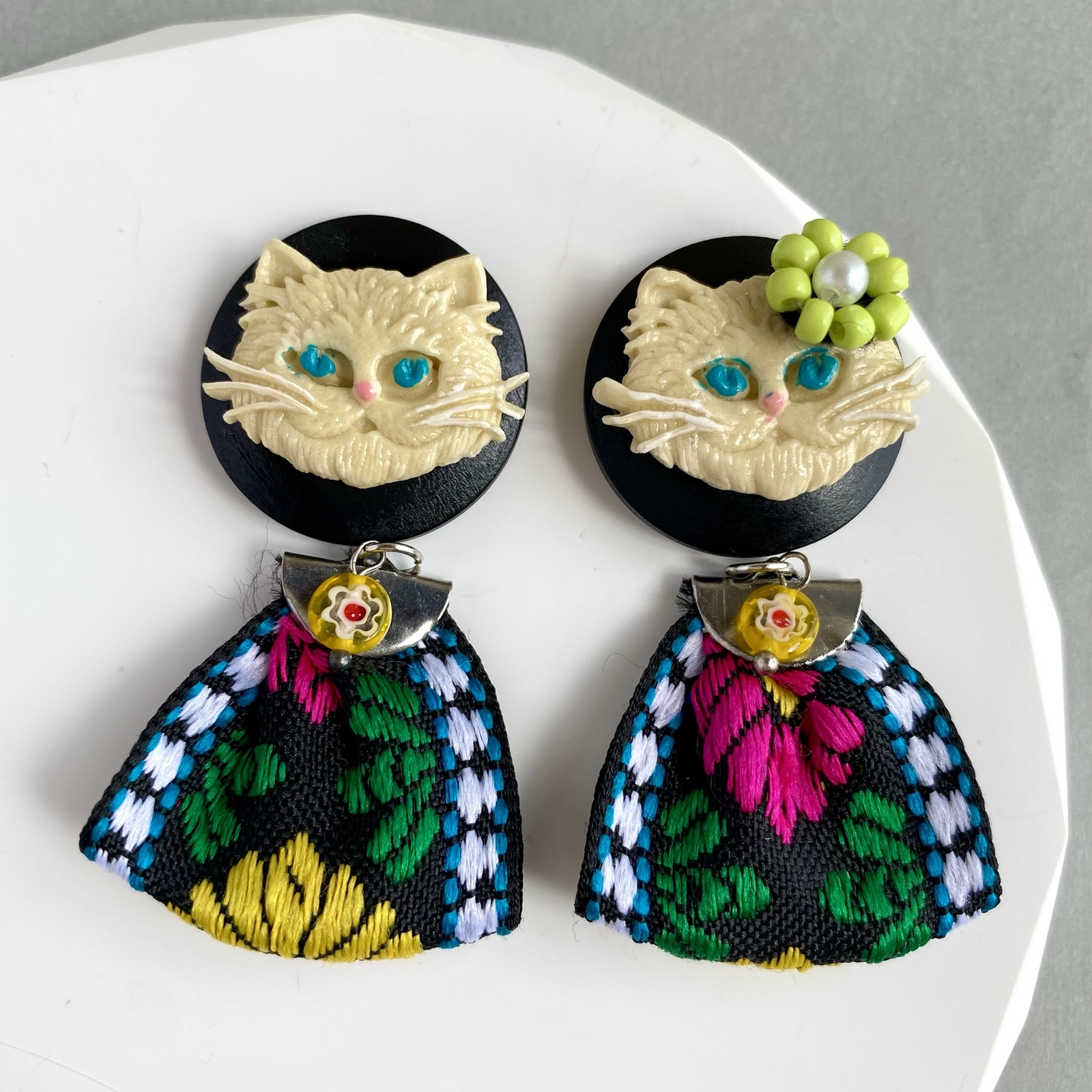 のら猫のボス 茶トラ ダルメシアン柄ドットモノトーンハートビーズ 