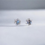 レインボームーンストーン　一粒ピアス　６月誕生石　４ｍｍ　サージカルステンレス　金属アレルギー対応　小さい　小粒　天然石ピアス　誕生日　プレゼント　クリスマス　ギフト　付けっぱなし　透明感　シンプル