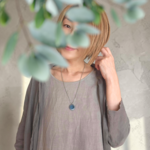 【青の世界】海風を纏う、深青ヴィンテージ シェルボタンのネックレス｜ステンレスあずきチェーン60ｃｍ｜シルバー｜上品な大人の夏コーデ