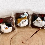 ふてねこブローチ。