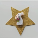 ビーズ刺繍のブローチ🪡　しろうさぎ🐇お花と一緒に💐