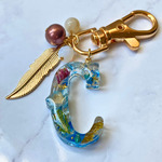 ドライフラワーを閉じ込めたイニシャルキーホルダー　C