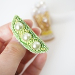 ぷっくり枝豆のビーズ刺繍ブローチ（パール仕立て）