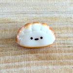 ぎょうざパンのブローチ