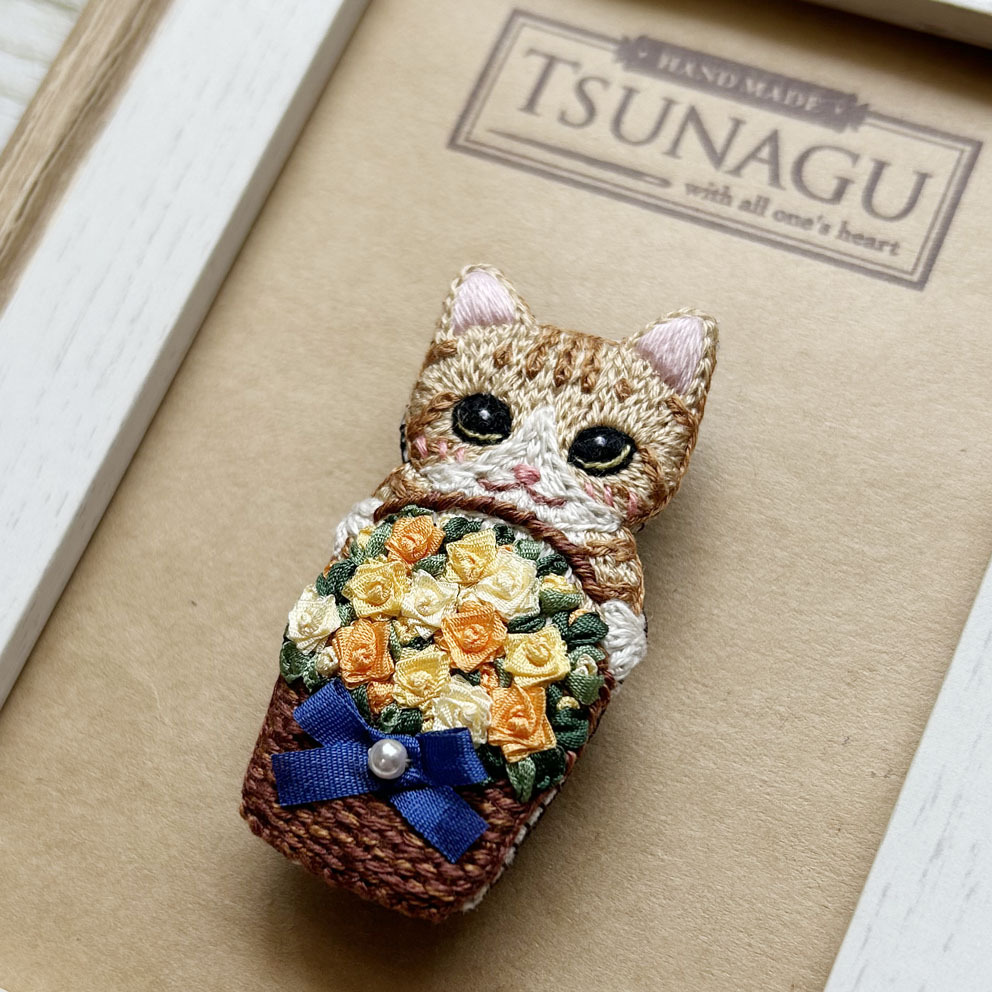 トリプルアイスを抱えた猫（白猫） 刺繍ブローチ - ito-tsunagu
