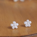 【オープン記念𓂃𓈒𖥧𖤣】小さなお花の１粒刺繍ピアス　 小ぶり　 白　ホワイト　 1cm　 軽い　かわいい　繊細　上品　ピアス　ふんわり　小花　ぷっくり　ノンホール　~Fione petit~ 