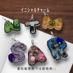 イニシャルキーホルダー　ビーズ刺繍🪡　オリジナル　シリコンリング付き
