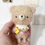 (高さ10㎝)アヒルを持つ小さなあみぐるみくまちゃん(手足ワイヤー使用)(ラッピング無料)(オプションで金具付け可能)