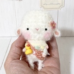 ひつじの小さなあみぐるみ 小物が持てる癒しの子  アヒルさんとお散歩♪(手足ワイヤー使用)(ラッピング無料)(オプションで金具付け可能)