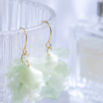 <no.26>春色グリーンの花びら揺れピアス／イヤリング