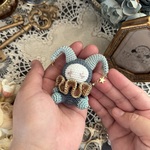 不穏に佇むピエロ　スモールサイズの手乗りピエロのあみぐるみ