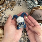不穏に佇むピエロ　スモールサイズの手乗りピエロのあみぐるみ