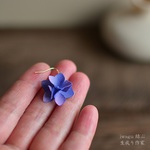 耳元に咲く、小さな紫陽花。生成り咲く布花ピアス