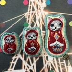 猫の刺繍ブローチセット　　マトリョーシカの三姉妹猫
