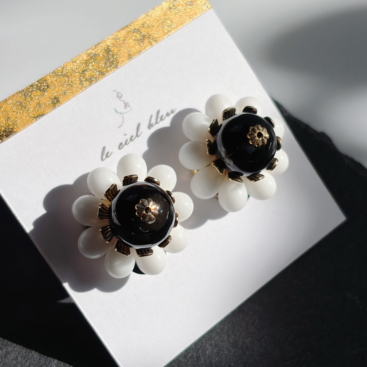 【彩の芯】オニキス　ゴールド　白色　黒色　モノクロ　イヤリング　ピアス　大人華やか　花　プレゼント　ラッピング 4,470円