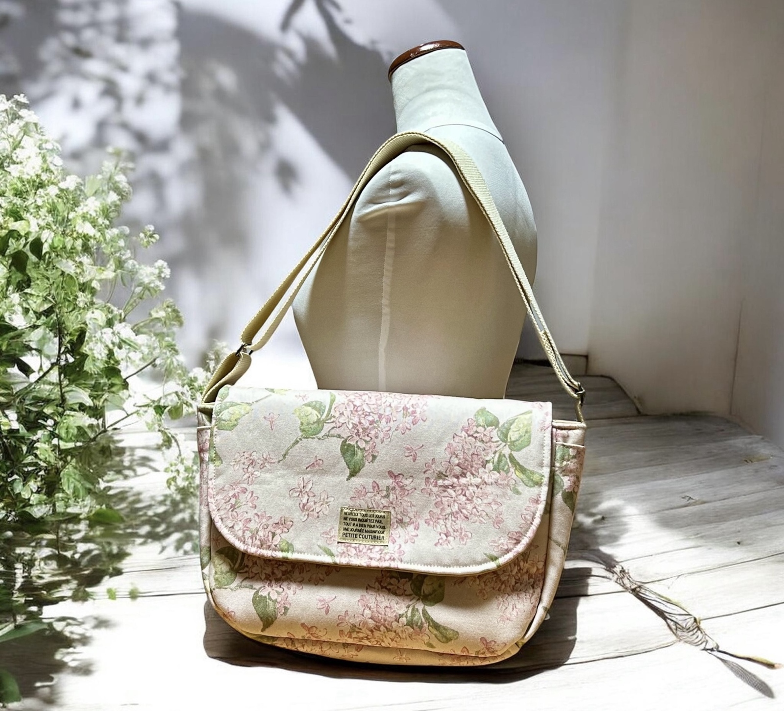 小ぶりサイズ★ポケットがたくさん！B5対応フラップ式2wayショルダーバッグ★LIBERTYリバティ11号帆布＜アーカイブ・ライラック＞ピンクを使用♪